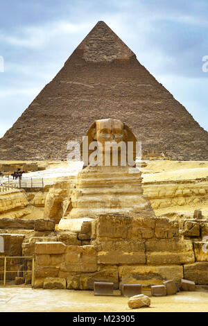 La grande statua della Sfinge e la piramide di Khafre sull'Altopiano di Giza, il Cairo, Egitto Foto Stock