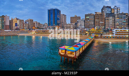 Alessandria, Egitto - 17 dicembre 2017: le luci della sera attrarre turisti di trascorrere del tempo sulla spiaggia di Stanley, visitando uno dei ristoranti locali e godere Foto Stock