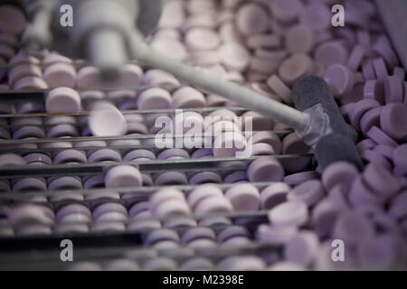 Swizzels Matlow di New Mills rendendo Parma violette. Foto Stock