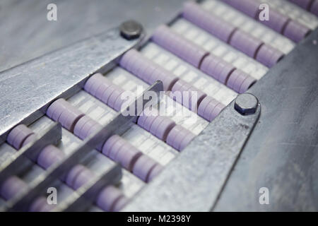 Swizzels Matlow di New Mills rendendo Parma violette. Foto Stock