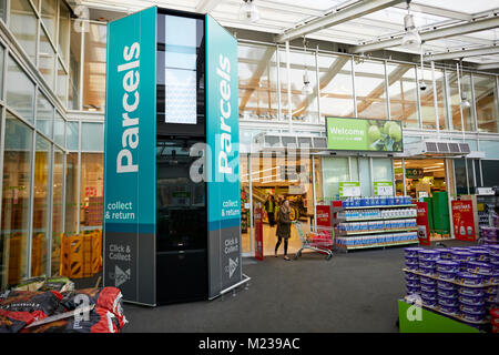 ASDA in Trafford Park sono il primo negozio in Europa ad avere un pacchi, fare clic su e raccogliere la torre nel loro negozio. Foto Stock