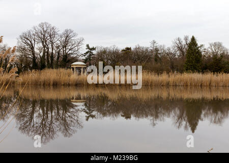 Lago a Karolyi palace in Nagymagocs, Ungheria. Foto Stock