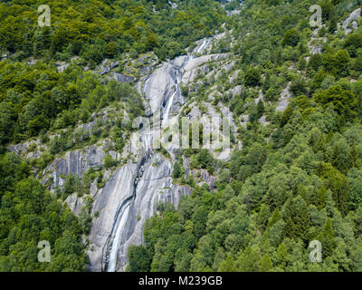 Vista aerea di una cascata in Val di Mello, una verde vallata circondata da montagne di granito e boschi, rinominato l'Italiano Yosemite Valley Foto Stock