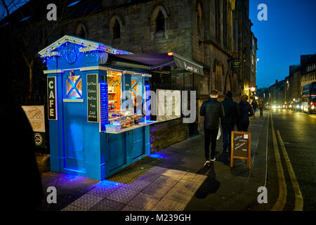Edimburgo capitale della Scozia, punto di riferimento storico Royal Mile e vecchia casella di polizia riutilizzato come un piccolo cafe Foto Stock