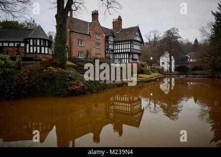 Worsely, in Manchester Salford, il pacchetto House grade 2 listed building, e la barca passi direttamente di fronte ad esso, risalgono al 1760 Foto Stock