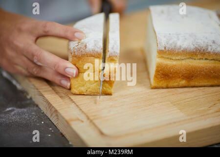 Preparazione del pane in una fabbrica di cetre di sviluppo Foto Stock