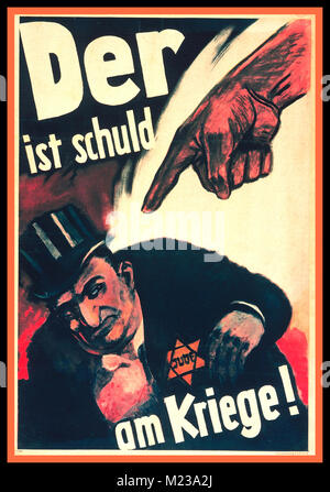 Manifesto di propaganda antisemita della Germania nazista del 1940 con il dito che punta a un banchiere maschio stereotipo ebreo che indossa una stella di David designata nazista. Anti-semitico razzista infiammatorio tedesco poster "DER IST SCHULD AM KRIEGE" - la guerra è la sua colpa ! Foto Stock