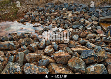 Stati Uniti: 2018: fossa di scarico nello storico Selma tenute che è riempito con il limo e fango run off dalle acque meteoriche. Alcuni residenti di dire la develo Foto Stock