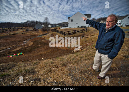 Stati Uniti: 2018: George Biller un residente del centro storico di Selma Estates ricorda ciò che egli dice sono difetti nella progettazione della vasca di ritenzione che è Foto Stock