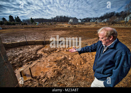 Stati Uniti: 2018: George Biller un residente del centro storico di Selma Estates ricorda ciò che egli dice sono difetti nella progettazione della vasca di ritenzione che è Foto Stock