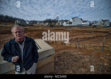 Stati Uniti: 2018: George Biller un residente del centro storico di Selma Estates ricorda ciò che egli dice sono difetti nella progettazione della vasca di ritenzione che è Foto Stock