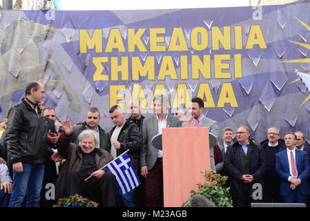 Atene, Grecia. 04 feb 2018. Il celebre compositore Mikis Theodorakis è salutato le persone in piazza Syntagma Credito: Dimitrios Karvountzis/Pacific Press/Alamy Live News Foto Stock