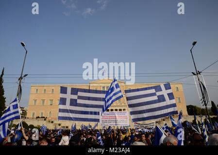 Atene, Grecia. 04 feb 2018. I dimostranti davanti al Parlamento ellenico. Credito: Dimitrios Karvountzis/Pacific Press/Alamy Live News Foto Stock