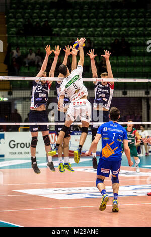 Monza, Italia. 04 feb 2018. Lazar Cirovic #8 durante la A1 match tra Gi Group Monza e Kioene Padova il 04 febbraio a Monza, Italia. Il risultato finale è 3-1 per gi Group Monza Credito: Mairo Cinquetti/Pacific Press/Alamy Live News Foto Stock