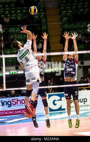 Monza, Italia. 04 feb 2018. Luigi Randazzo #18 durante l'A1 match tra Gi Group Monza e Kioene Padova il 04 febbraio a Monza, Italia. Il risultato finale è 3-1 per gi Group Monza Credito: Mairo Cinquetti/Pacific Press/Alamy Live News Foto Stock