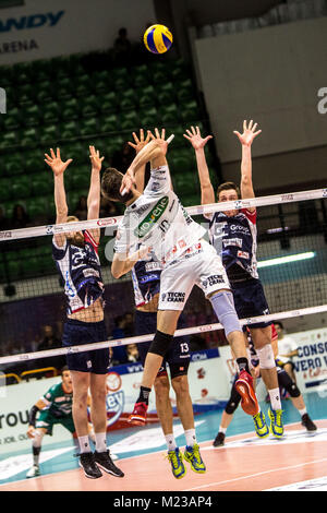 Monza, Italia. 04 feb 2018. Luigi Randazzo (#18) durante l'A1 match tra Gi Group Monza e Kioene Padova il 04 febbraio a Monza, Italia. Il risultato finale è 3-1 per gi Group Monza Credito: Mairo Cinquetti/Pacific Press/Alamy Live News Foto Stock