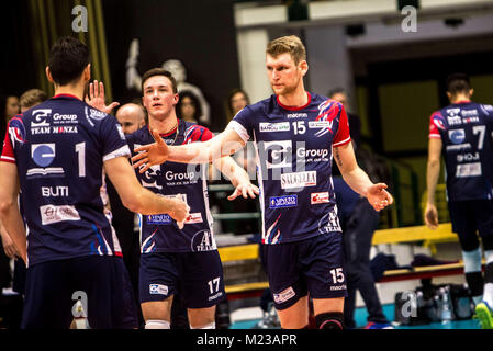 Monza, Italia. 04 feb 2018. Hirsch Simon celebrare durante l'A1 match tra Gi Group Monza e Kioene Padova il 04 febbraio a Monza, Italia. Il risultato finale è 3-1 per gi Group Monza Credito: Mairo Cinquetti/Pacific Press/Alamy Live News Foto Stock