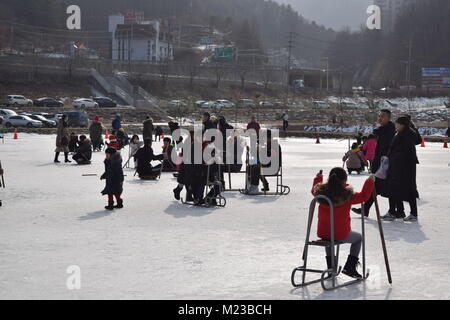 Hwacheon, Repubblica di Corea. Il 22 gennaio 2018. I partecipanti a cavallo sulla congelati Hwacheon fiume durante l annuale Hwacheon Sancheoneo Festival di ghiaccio Foto Stock