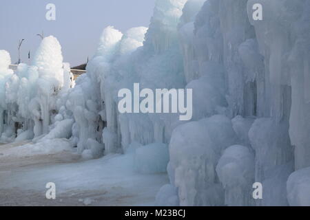 Hwacheon, Repubblica di Corea. Il 22 gennaio 2018. Sculture di Neve sulla congelati Hwacheon fiume durante l annuale Hwacheon Sancheoneo Festival di ghiaccio Foto Stock