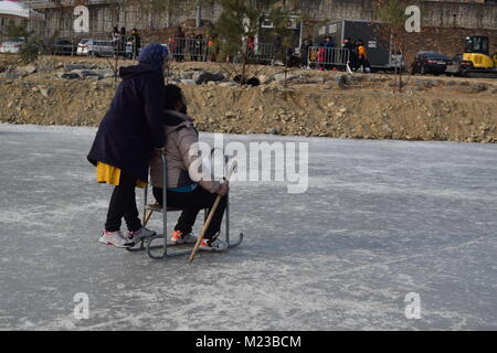 Hwacheon, Repubblica di Corea. Il 22 gennaio 2018. I partecipanti a cavallo sulla congelati Hwacheon fiume durante l annuale Hwacheon Sancheoneo Festival di ghiaccio Foto Stock