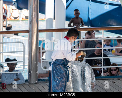 Golfo del Messico - Novembre 19, 2017: un uomo scolpisce una scultura di ghiaccio davanti a una folla di persone a bordo di una nave da crociera. Foto Stock