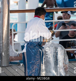 Golfo del Messico - Novembre 19, 2017: un uomo scolpisce una scultura di ghiaccio davanti a una folla di persone a bordo di una nave da crociera. Foto Stock