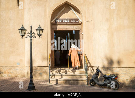 Nizwa, Oman, febbraio 2nd, 2018: vecchia omani gli uomini camminare nel Souq Foto Stock