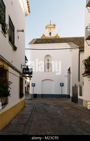 Cordoba, Spagna - 10 Aprile 2017: vecchia strada tipica nell'Alcazar Viejo trimestre di Cordoba vicino a San Basilio Chiesa. Questo quartiere è famoso per il suo de Foto Stock