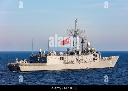 Mar Nero (1 febbraio 2018) TCG Gaziantep (F490) la vela nel Mar Nero come parte della NATO permanente gruppo marittimo due (inserto SNMG2). Gli altri membri del gruppo includono HMS Duncan (D37) e ROS Regele Ferdinand (F221). La NATO foto di GBRN LPhot Paolo Hall Foto Stock