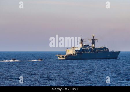 Mar Nero (1 febbraio 2018) un Royal Marines imbarco dal Team NATO permanente gruppo marittimo due (inserto SNMG2), ammiraglia Royal Navy tipo 45 cacciatorpediniere HMS Duncan, approcci collega di gruppo stati ROS Regele Ferdinand nel Mar Nero durante un esercizio di imbarco (BOARDEX). La NATO foto di GBRN LPhot Paolo Hall. Foto Stock