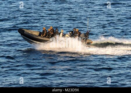 BBLACK MARE (1 febbraio 2018) un Royal Marines imbarco si diparte Team NATO permanente gruppo marittimo due (inserto SNMG2) ammiraglia Royal Navy tipo 45 cacciatorpediniere HMS Duncan in un RHIB durante un esercizio di imbarco (BOARDEX) con il collega di gruppo stati ROS Regele Ferdinand nel Mar Nero. La NATO foto di GBRN LPhot Paolo Hall Foto Stock