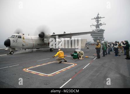 180129-N-CT127-0351 OCEANO ATLANTICO (GEN. 29, 2018) un C-2un levriero assegnato al 'Rawhides' DELLA FLOTTA DI SUPPORTO LOGISTICO Squadron (VRC) 40 si prepara al lancio dal ponte di volo dell'Nimitz-class portaerei USS Abraham Lincoln (CVN 72). (U.S. Foto di Marina di Massa lo specialista di comunicazione 1a classe Josue L. Escobosa/rilasciato) Foto Stock