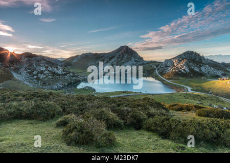 Spettacolare e colorato tramonto nei laghi di Covadonga, Asturias, in una fredda giornata invernale, dove si possono vedere i bei colori delle nubi, Foto Stock