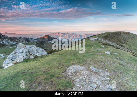 Spettacolare e colorato tramonto nei laghi di Covadonga, Asturias, in una fredda giornata invernale, dove si possono vedere i bei colori delle nubi, Foto Stock