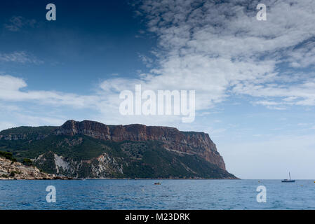 Vista sul Capo Canaille dal mare, Francia, Cassis, estate Foto Stock