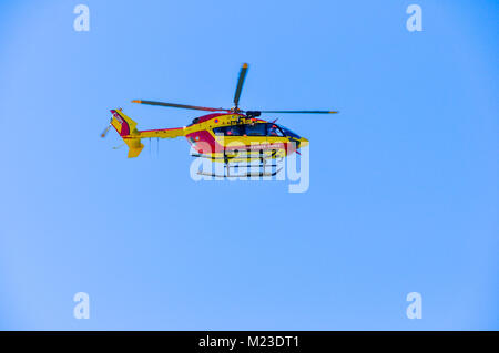 Elicottero francese di sicurezza civile in un cielo blu Foto Stock