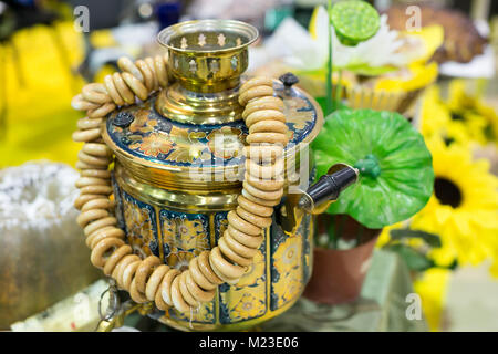 Panificio, vintage, il concetto di pasto. Sullo sfondo di diverse piante e fiori vi è un meraviglioso esempio di vintage samovar dove mazzetto di bagel ho Foto Stock