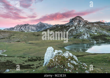 Spettacolare e colorato tramonto nei laghi di Covadonga, Asturias, in una fredda giornata invernale, dove si possono vedere i bei colori delle nubi, Foto Stock