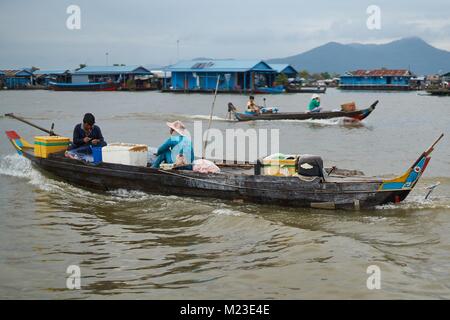 I pescatori e le donne sulla barca, Kompong Chhnang, Cambogia Foto Stock