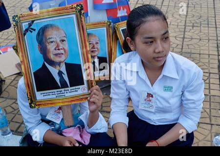 Scolare il tifo per il re cambogiano, Palazzo Reale di Phnom Penh, Cambogia Foto Stock