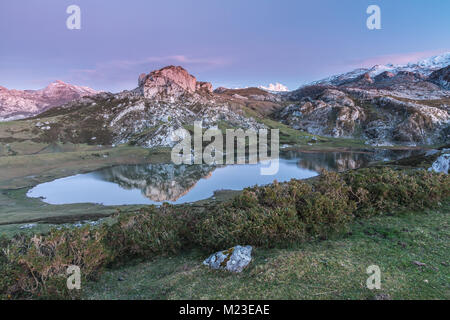 Spettacolare e colorato tramonto nei laghi di Covadonga, Asturias, in una fredda giornata invernale, dove si possono vedere i bei colori delle nubi, Foto Stock