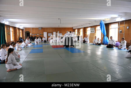 Aikido istruttore insegnamento aikido aikikai tecniche. Aikido seminario tenuto a sport club di Kiev. Febbraio 6, 2018. A Kiev, Ucraina Foto Stock