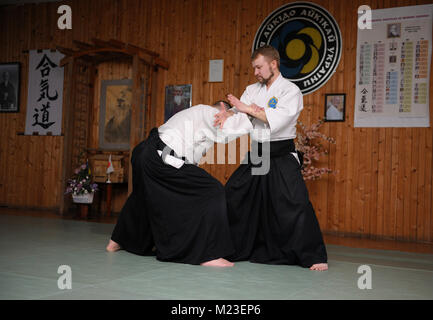 Aikido istruttore insegnamento aikido aikikai tecniche. Aikido seminario tenuto a sport club di Kiev. Febbraio 6, 2018. A Kiev, Ucraina Foto Stock