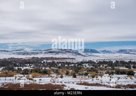 Valle di Draa coperchio con neve, a sud del Marocco Foto Stock