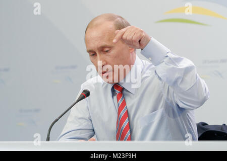 Heiligendamm, Germania - Giugno 08, 2007: Il presidente russo Vladimir Putin parla di aprire la conferenza stampa xxxiii durante il vertice del G8 Foto Stock