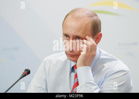 Heiligendamm, Germania - Giugno 08, 2007: Il presidente russo Vladimir Putin parla di aprire la conferenza stampa xxxiii durante il vertice del G8 Foto Stock