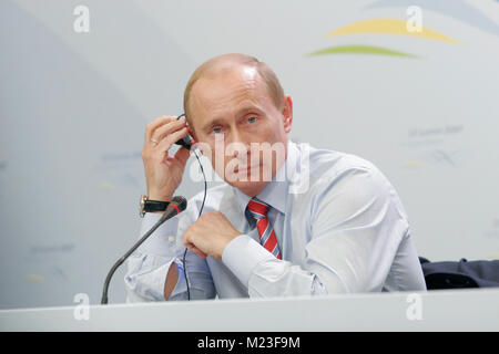 Heiligendamm, Germania - Giugno 08, 2007: Il presidente russo Vladimir Putin parla di aprire la conferenza stampa xxxiii durante il vertice del G8 Foto Stock