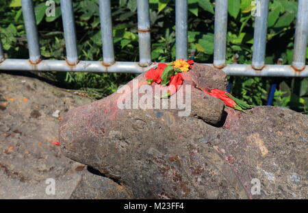 Religiosi scultura in pietra Pokhara Nepal Foto Stock