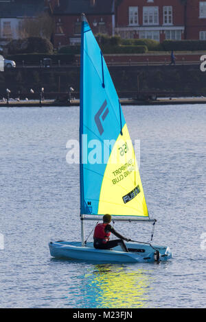 Un uomo in barca a vela un singolo posto barca vela su Marine in barca il lago in Southport Merseyside, Regno Unito. Foto Stock