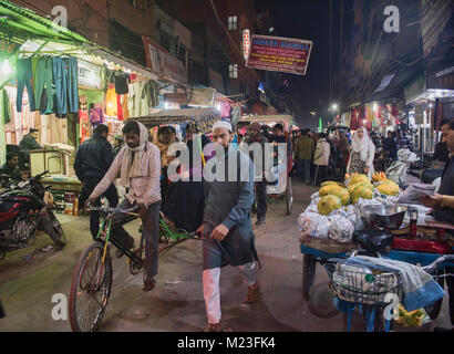 La vita notturna nelle strade caotiche di Vecchia Delhi, India Foto Stock